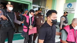 Ditetapkan Tersangka, Sekda Benteng Kenakan Rompi Warna Pink