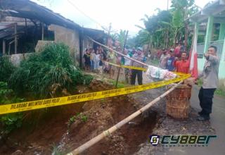 Polsek Cidahu Polres Sukabumi, Pasang Garis Polisi di Lokasi Tanah Longsor