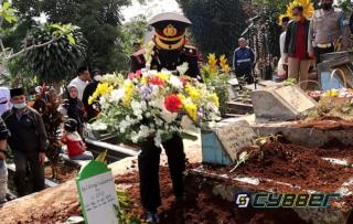 Upacara Pemakaman Dinas Aiptu (alm) Ceceng Hadianto, Dipimpin langsung Wakapolres Sukabumi Kota Kompol Fitra Juanda