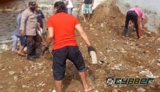 Sambut Hut Kemerdekaan RI Ke-77, Polsek Cisaat Bersama Masyarakat Adakan Kegiatan Kerja Bakti