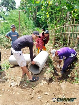 Sambut HUT Kemerdekaan RI Ke-77 Pemuda Bersama Warga Pasang Gorong-Gorong dan Umbul-Umbul