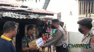 Jumat Barokah, Polsek Kandis Serahkan Bantuan Kepada Warga Tidak Mampu