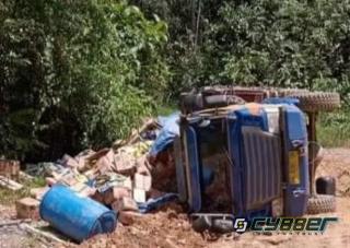 Jalan Trans Papua Rusak Parah, Banyak Truk Terbalik