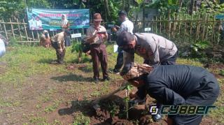 Lakukan Penghijauan, Polsek Cikembar Polres Sukabumi Bersama Masyarakat Tanam Pohon