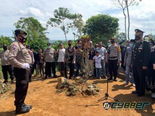 Upacara kedinasan Antarkan Almarhum Aipda Azam Anggota Polsek Kalapanunggal ke Tempat Peristirahatan Terakhirnya