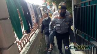 Polisi Gendong Kakek Sakit Untuk Dibawa Ke Puskesmas