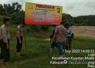 Gencar Tertibkan PETI, Kapolsek Kuantan Mudik Pasang Spanduk Tanda Larangan di Sepanjang Aliran Sungai Kuantan Desa Bukit Pedusunan