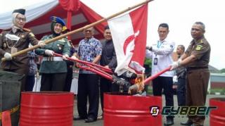 Kejaksaan Negeri Garut Musnahkan Barang Bukti Atribut NII, Narkoba dan Senpi Rakitan