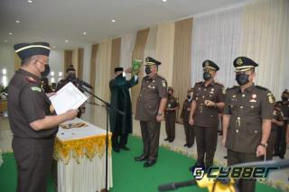 Kajati Aceh Lantik Astipidsus Kejati dan kejari Aceh Besar.