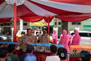 Kapolda Jabar Bagikan Ratusan Paket Sembako pada Aejumlah Sopir Angkot di Cidahu Sukabumi