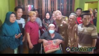 Beri Bantuan Kursi Roda, Bunda Ayu Di Do,akan Menjadi Bupati Cirebon 2024.