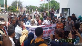 Pendemo Tuntut Bupati Karawang Bersikap Tegas Terhadap Oknum ASN Penganiaya Wartawan