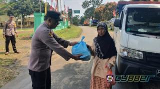 Kapolsek Ciemas Polres Sukabumi keliling wilayah untuk bagikan sembako