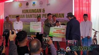 Wakil Menteri Pertanian RI Serahkan Bantuan Alat Pertanian Untuk Petani di Garut