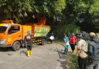 Pemkec Cigombong Bersama Mapeling Berikan Kenyamanan Bagi Pengguna Jalan 