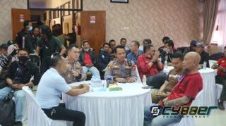 Polres Sumedang Gelar Silaturahmi dan Bagikan Jaket Kepada Para Jurnalis Kabupaten Sumedang