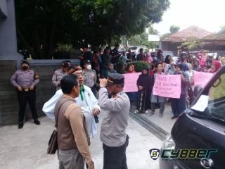 Ratusan Pedagang dan Pengelola Pasar Cibatu Lakukan Aksi Unjuk Rasa di Depan Kantor DPRD Garut
