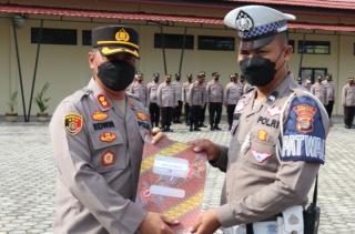 Sumardi dan Dua Sat Lantas Dapat Penghargaan Dari Kapolres Lamsel.  
