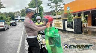 Laksanakan Patroli Tertib Lalu Lintas, Polres Gunungkidul Membagikan Helm Gratis