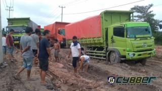 Warga Air Molek Keluhkan Jalan Rusak Mirip Kubangan Kerbau, Dinas PU Riau Diminta Perbaiki