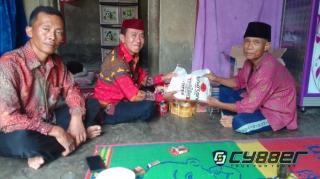 Kades Suak Sambangi Warga Lumpuh Karena Jatuh dari Pohon Kelapa