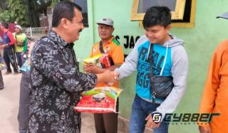 Bakti sosial Polda Riau Bagikan Paket Sembako Kepada Petugas Kebersihan di TPA