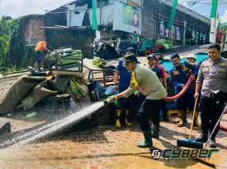 Polisi Bantu Bersihkan Gedung PC NU Kabupaten Sukabumi yang Kebanjiran