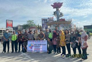 Kejaksaan Negeri Indragiri Hulu Bagikan Stiker HAKORDIA di Hari Anti Korupsi Sedunia