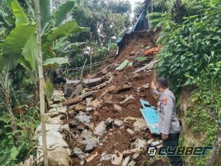 Polisi Bersama Warga Bersihkan Puing Longsor Dampak Gempa Sukabumi