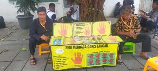 Peramal, Tradisi Kuno di Sisi Kota Tua