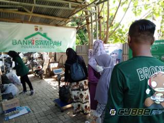 Saat Pengurusan SIM, Warga Cirebon Bayar Pakai Sampah