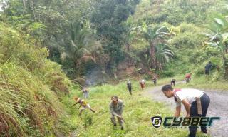 Polres Tanggamus dan Babinkamtibmas Gotong Royong di Margamulya Kelumbayan Barat