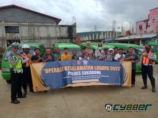 Polisi di Sukabumi Tempelkan Ratusan Stiker Himbauan Pada Kendaraan Angkutan Umum, pada Ops Lodaya 2023
