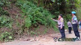 Tanah Longsor Menutup Akses Ruas Jalan Kabupaten Tegalrejo Gedangsari