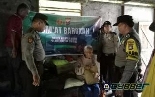 Jumat Barokah Polsek Kuantan Mudik Bantu 2 Orang Lansia di Desa Teberau Panjang