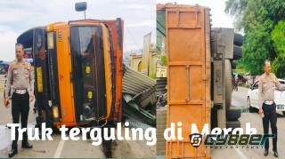 Truk Muatan Asbes Terguling Diduga Ada Per Yang Patah