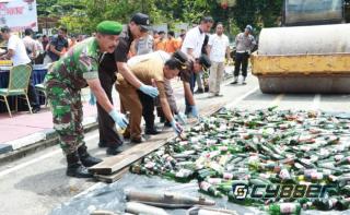 Polres Inhu Musnahkan Ribuan Botol Miras dan Klalpot Brong 