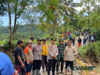 Cek Wilayah Banjir, Kapolres Sukabumi Minta Akses Jalan Segera Diperbaiki