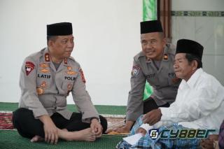 Kapolda Shalat Dhuhur Bersama di Masjid Jami Annur Desa Jikumerasa