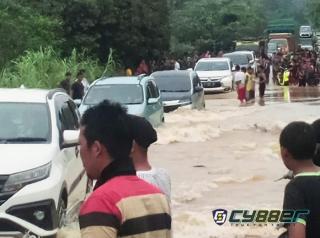 Waspada, Banjir Bandang di Ruas Jalintim Ukui - Rengat Akibatkan Macet Total