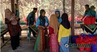Penyerahan santunan untuk anak Yatim dari IKG Korwil Tanjungsari di Telaga Sempu Kalurahan Banjarejo