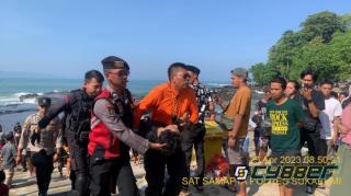 Seorang Wisatawan Nyaris Ditelan Ombak Pantai Karanghawu Sukabumi, Ini Detik Detik Evakuasi
