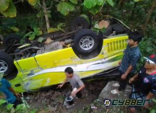 Mobil Wisatawan Terguling Diturunan Clongop