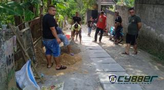 Ojeg Pasar Cigombong dan Masyarakat Siliwangi Perbaiki Jalan Secara Swadaya 