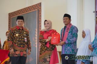 Pamitan Calhaj, Bupati Klaten Beri Bekal Makanan Khas Klaten dan Syal Lurik 