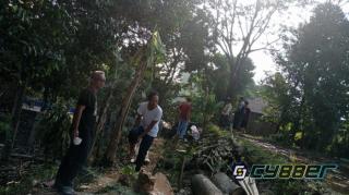 Warga Ciburial Bergotong Royong Bersihkan Jalan Perkampungan