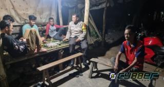Bhabinkamtibmas Polsek Ciwandan Polres Cilegon Polda Banten Ajak Warga Ronda Siskamling Guna Tingkatkan Kewaspadaan