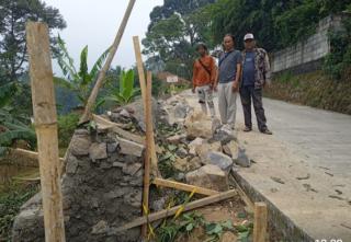 Dinas PUTR Kabupaten Bogor Bangun TPT di Jalan Cibalung