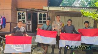 Ratusan Bendera Merah Putih Dibagikan Bhabinkamtibmas Redang Ke Warga secara Gratis