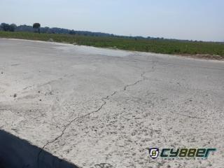 Diduga Tidak Sesuai Juknis, Baru Beberapa Bulan Rabat Beton di Desa Maindu Sudah Banyak Yang Retak
